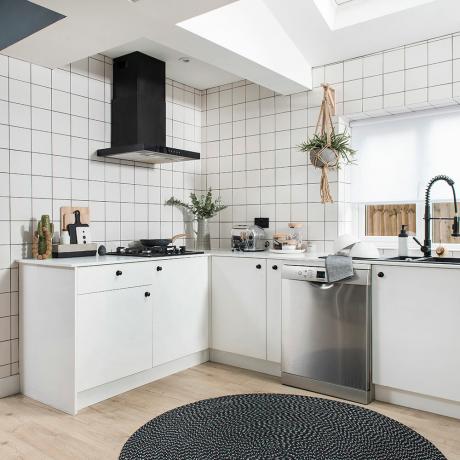 Ta en titt på innsiden av dette moderne, monokrome hjemmet i Hertfordshire-kjøkkenet