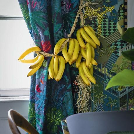 Різнобарвні штори для їдальні з банановим краваткою