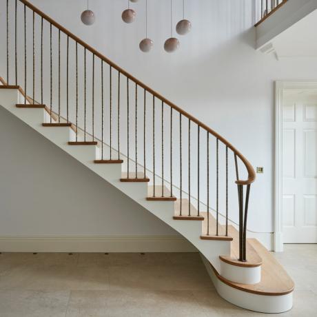 手すりのアイデア：廊下を変えるための11の階段の手すりのデザイン