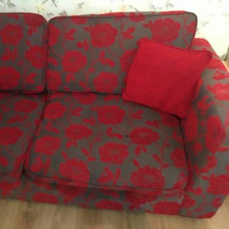 مروحة DIY تنفق 38 جنيهًا إسترلينيًا فقط للحصول على الأريكة المخملية المكسرة لأحلامها