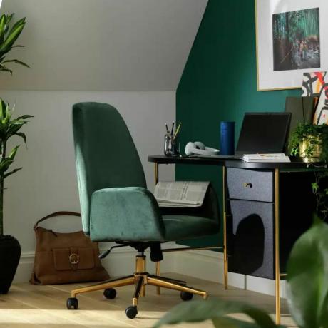 Un scaun de birou din catifea verde cu detalii aurii