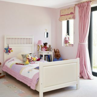 Vaaleanpunainen ja valkoinen tytön makuuhuone | Lasten makuuhuoneet | Lasten sängyt | Kuva | Kotitalo