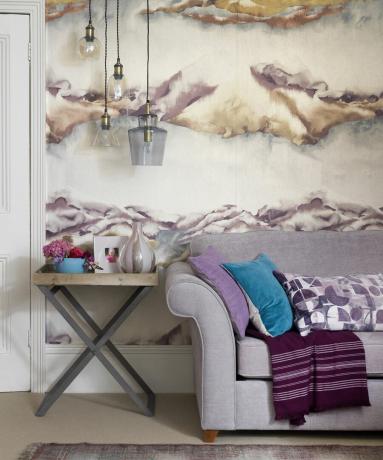 Vijolična dnevna soba s stensko poslikavo in obeski
