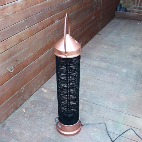 Kettler Kalos bakrena lanterna grijač za terasu koja se testira na drvenim podovima