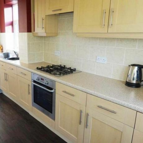 Власник будинку заощадив 20 тисяч фунтів стерлінгів на темно-синьому ремонті відкритої кухні