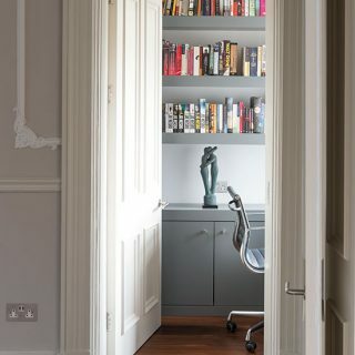 Escritório em casa cinza com prateleiras embutidas | Decoração de escritório em casa | Livingetc | Housetohome.co.uk