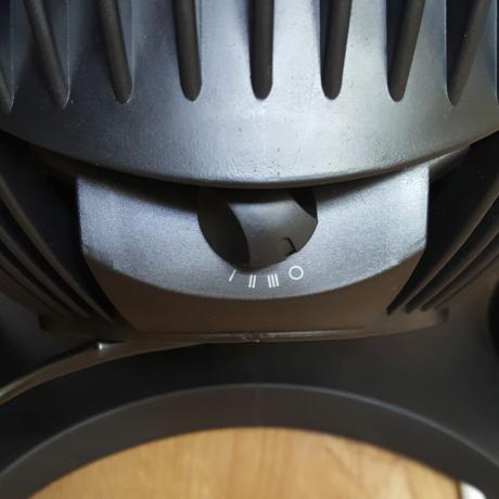 Kontrollene til Honeywell Turbo Force Power Fan viser sølvfargede linjer på en svart bakgrunn