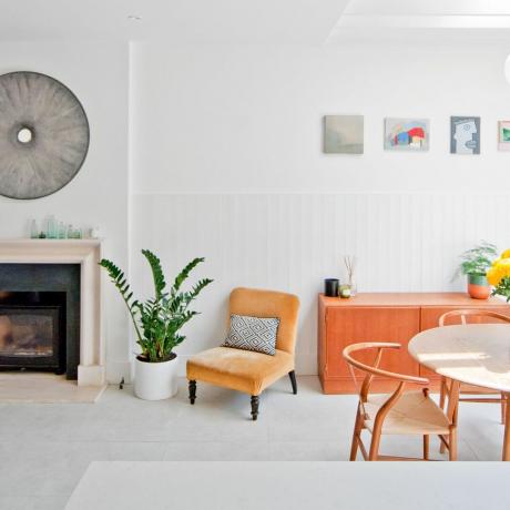 Scandi stil rum med brændeovn, egetræs spisebord og stole