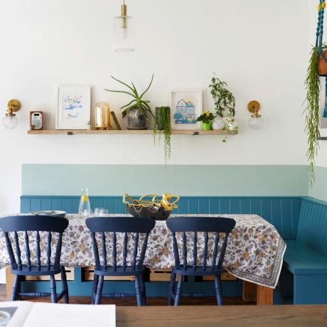 L-muotoinen ruokailutila, jossa sininen maalattu penkki
