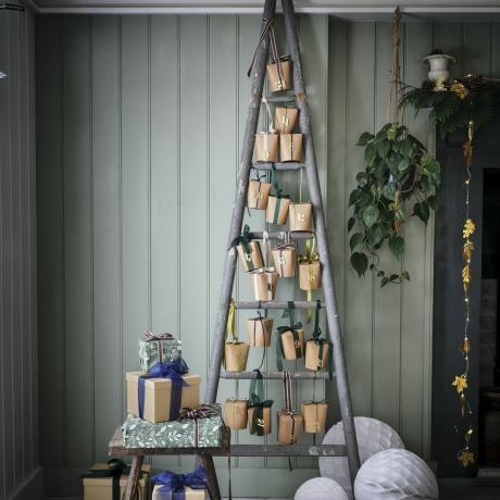 ladder gekleed als kerstboom