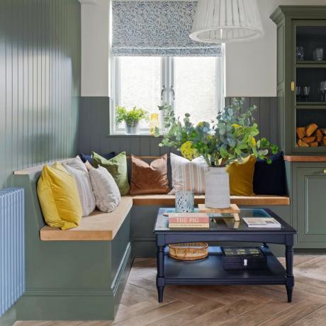 cozinha verde com painéis de madeira