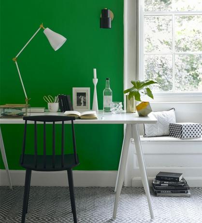Moderna hemmakontorsidéer med grön vägg och vitt skrivbord