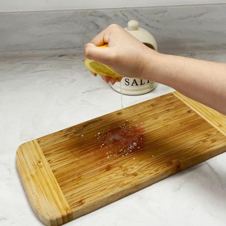 Puidust lõikelaua puhastamine soola ja sidruniga