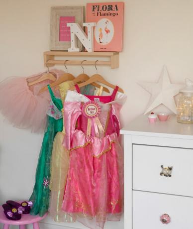 멋진 드레스 의상을 위한 옷걸이가 있는 어린이 방