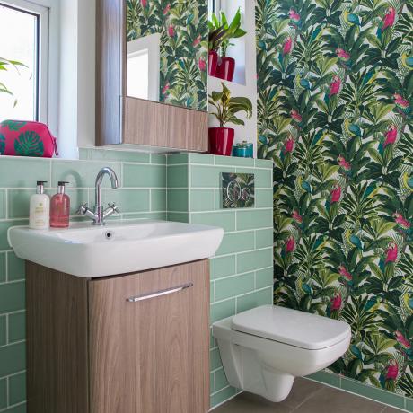 Как добавить цвет в ванную комнату с ограниченным бюджетом - обновления стоимостью менее 50 фунтов стерлингов с использованием краски, ткани, плитки и т. Д.