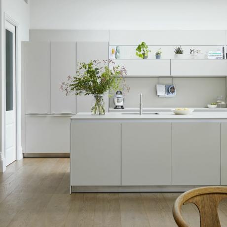 Pilkos virtuvės spintelės su baltu stalviršiu