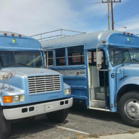 Bus sekolah diubah menjadi rumah mungil di atas roda