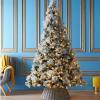El árbol de Navidad de B&M es idéntico a la versión de 7 pies de John Lewis