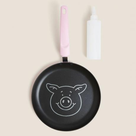 M&S продает сковороду для блинов Percy Pig: у нее восторженные отзывы