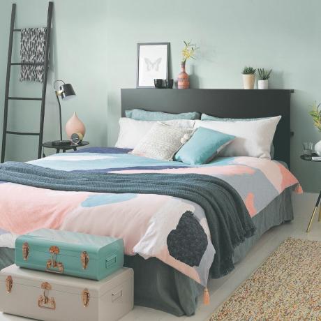 Сива спаваћа соба са ружичастом постељином и додацима