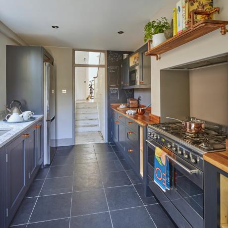 pilkos virtuvės virtuvė su mediniais stalviršiais