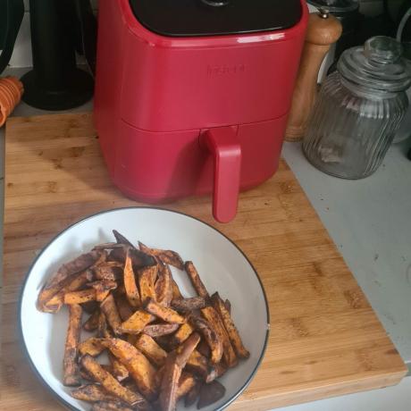 Patatine fritte nella mini friggitrice ad aria vortice istantanea