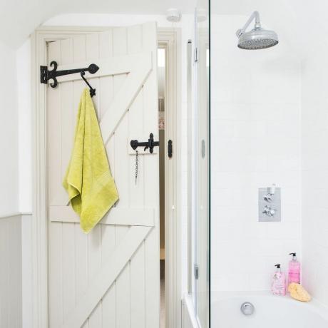 Baltos medinės vonios durys su pakabinamu rankšluosčiu