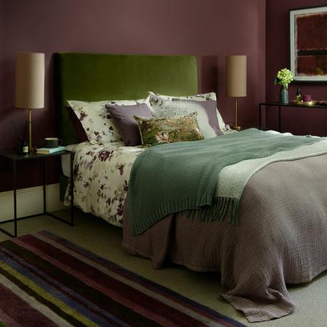 Purpurinio miegamojo idėjos su žalia galvūgaliu ir gėlių patalyne