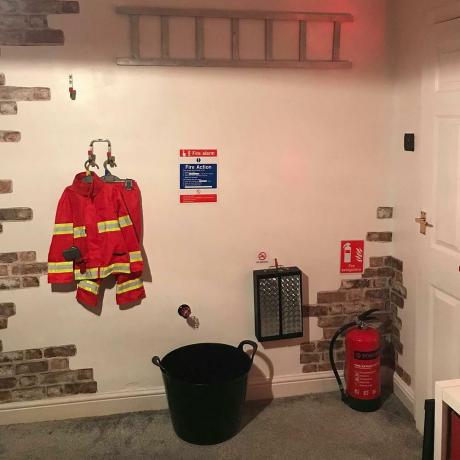 De make-over van de brandweerman slaapkamer van deze jongen is ongelooflijk! En kost slechts € 100!