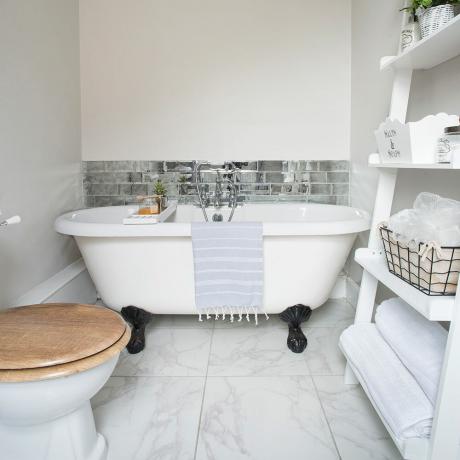 Направете обиколка на този интелигентен трикрилен викториански терасиран дом в банята в Хемпшир