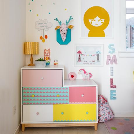 Komoda v detskej izbe upcyklovaná tapetami na zásuvkách