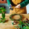 Πώς να φτιάξετε ένα χριστουγεννιάτικο στεφάνι - έξι βήματα για ένα εορταστικό λουλουδάτο αριστούργημα