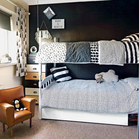 Gyermek hálószoba fekete falakkal és emeletes ágyakkal
