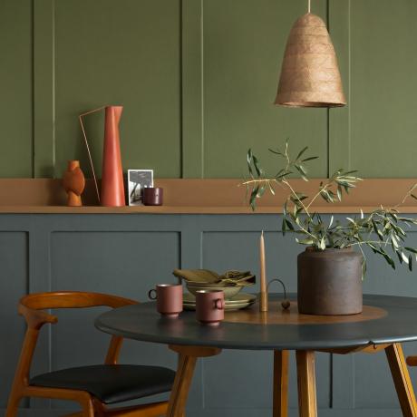 غرفة طعام زرقاء وخضراء مع طاولة