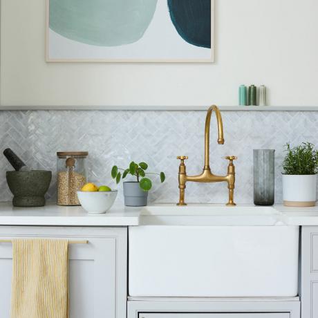 Hvitt kjøkken med butlervask