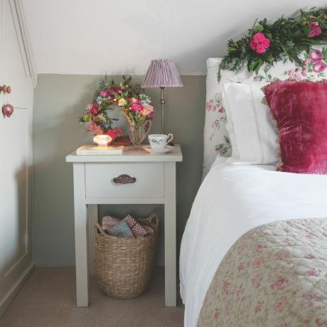 Спаваћа соба у колиби суфолк са листе лл са ружичастим цвећем и јорганом