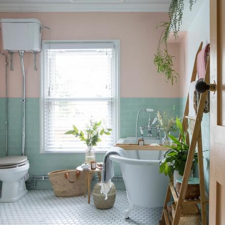ružová a zelená kúpeľňa s voľne stojacou vaňou