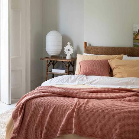 Waffel-Bettbezug-Set in warmen Rosatönen im Schlafzimmer