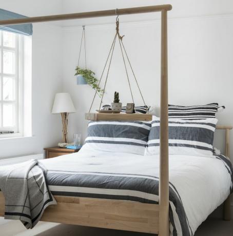 Dormitor alb cu cadru de pat din lemn