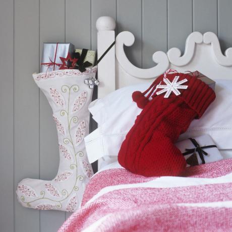 božićnu spavaću sobu ukrašavajući čarapama i darovima
