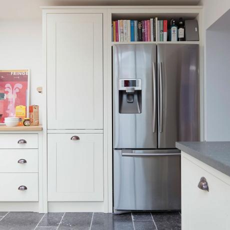 白いキッチンにあるステンレス製のアメリカン スタイルの冷凍冷蔵庫