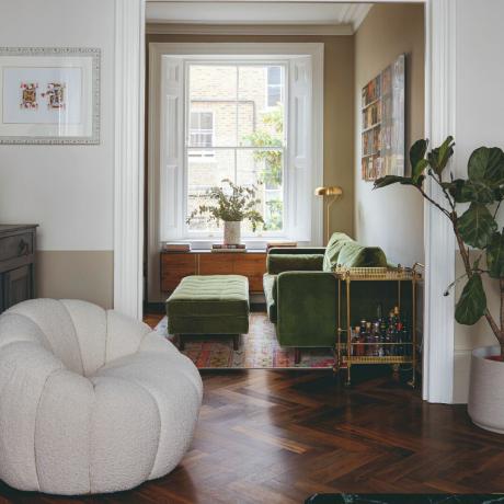Wohnzimmer mit weißem Bouclé-Sessel