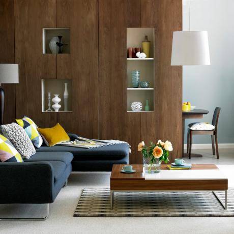 Salon avec mur en bois et meubles du milieu du siècle