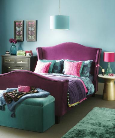 Kamar tidur yang nyaman dengan warna permata dan tekstil yang kaya