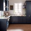 Navy virtuvės idėjos - pridėti sodrios spalvos ir rafinuotumo elementą