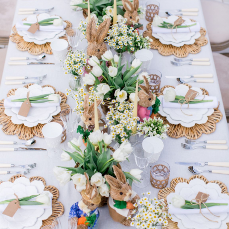 biały stół wielkanocny z drewnianymi podkładkami pod talerze