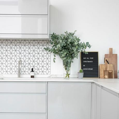 Dê uma olhada neste apartamento em armazém minimalista na cozinha de Manchester
