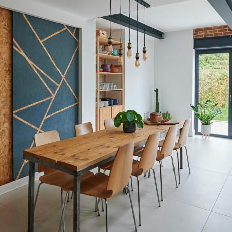 Kunnig planering förvandlar det lilla köket till ett modernt öppet utrymme