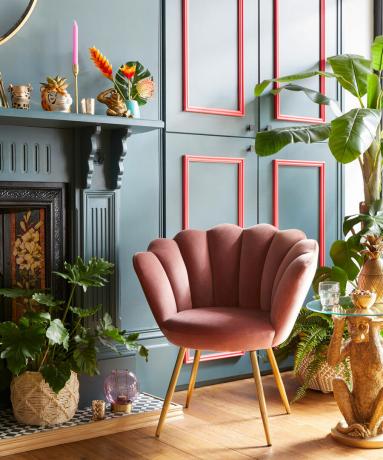 Glam deco szék kékeszöld színű nappaliban rózsaszín ékezetekkel