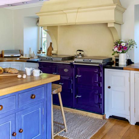 Dapur pedesaan dengan rangkaian Everhot ungu